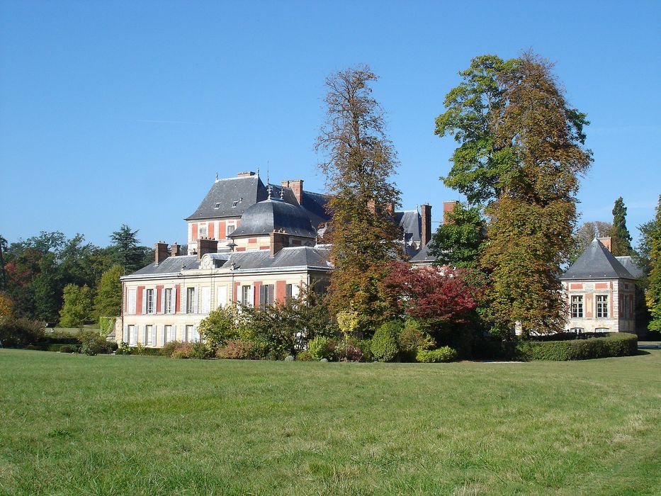 Château de Courson : Vue partielle des bâtiments depuis le Sud-Est