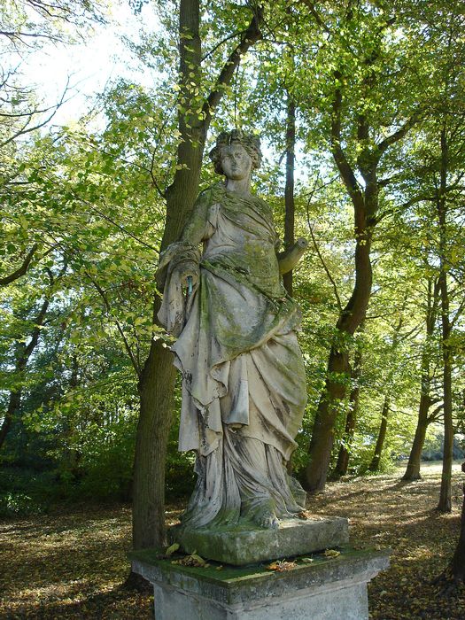 Château de Courson : Parc, détail d'une statue