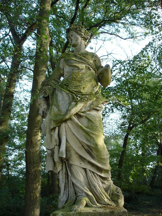 Château de Courson : Parc, détail d'une statue