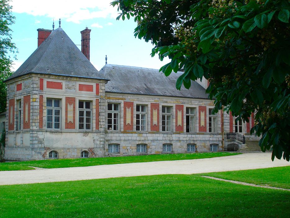 Château de Courson : Aile sud, façade nord, vue partielle