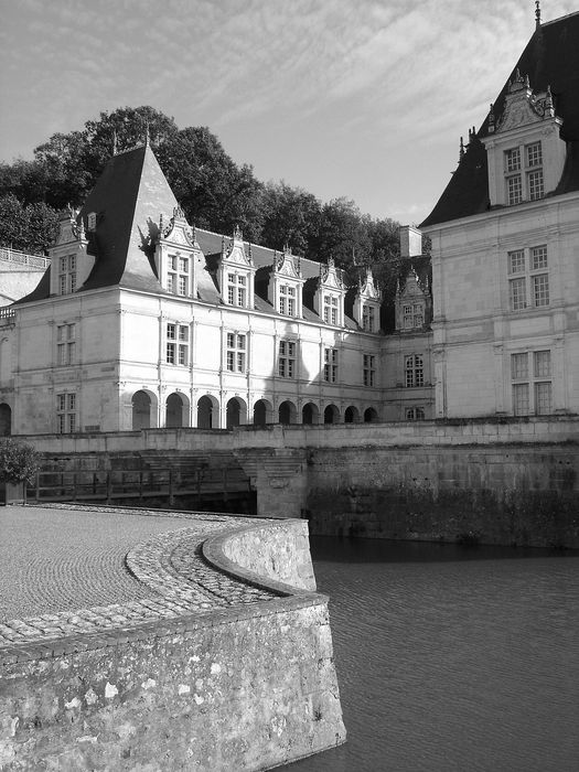 Château de Villandry : Cour d'honneur, vue partielle depuis le Nord-Ouest