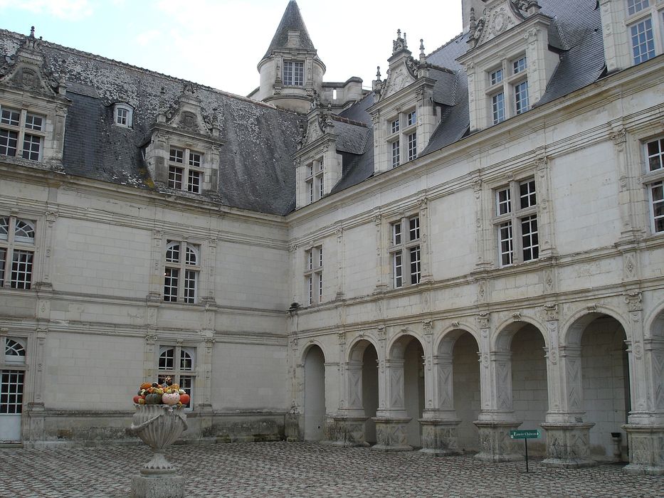 Château de Villandry : Cour d'honneur, façades nord et est, vue partielle