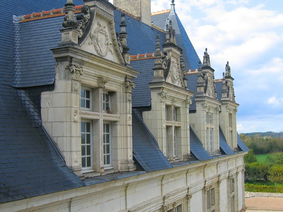 Château de Villandry : Cour d'honneur, aile ouest, détail des lucarnes est sur la cour d'honneur