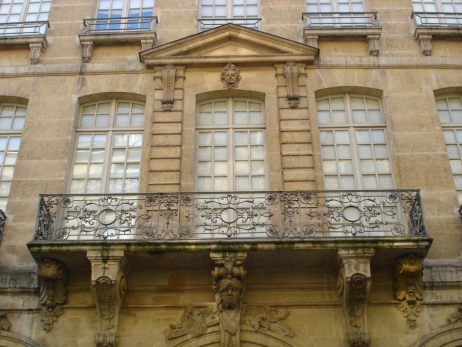 Hôtel du Président Hénault (ou Hainault) de Cantorbe : Façade sur rue, vue partielle