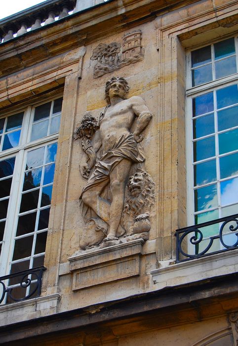 Hôtel Carnavalet (ancien) : Cour Louis XIV, façade est, détail