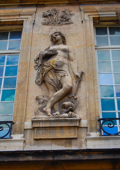 Hôtel Carnavalet (ancien) : Cour Louis XIV, façade est, détail