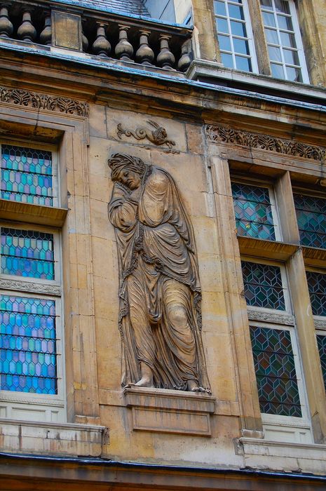 Hôtel Carnavalet (ancien) : Cour Louis XIV, façade est, détail