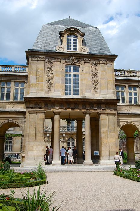 Hôtel Carnavalet (ancien) : Cour des Drapiers, vue partielle