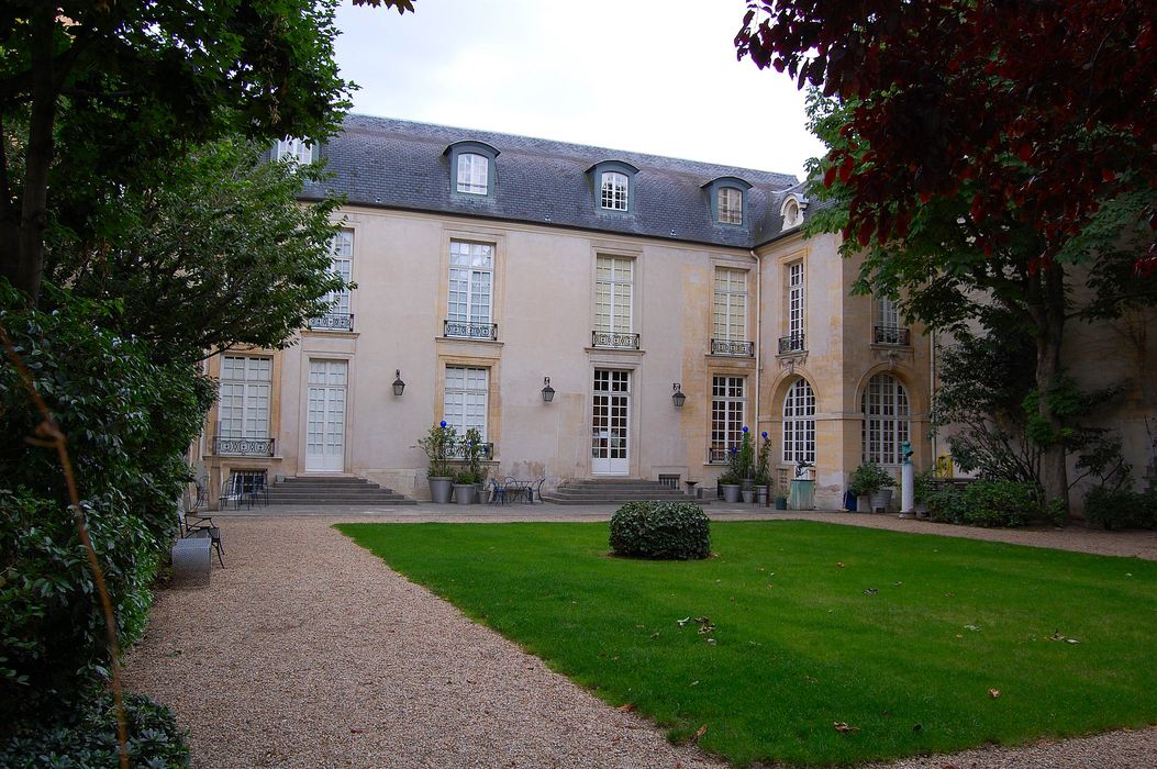 Ancien Hôtel de Marle dit aussi Hôtel de Noirmoutier : Façade sur jardin, vue générale