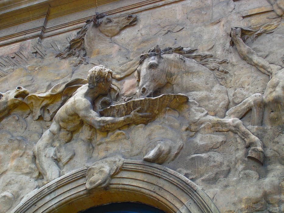 Ancien hôtel de Rohan : Cour des Chevaux du Soleil, haut-relief, vue partielle