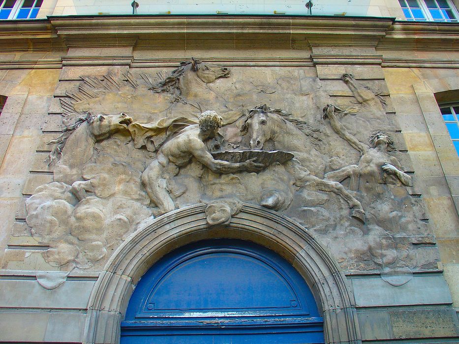 Ancien hôtel de Rohan : Cour des Chevaux du Soleil, haut-relief, vue générale