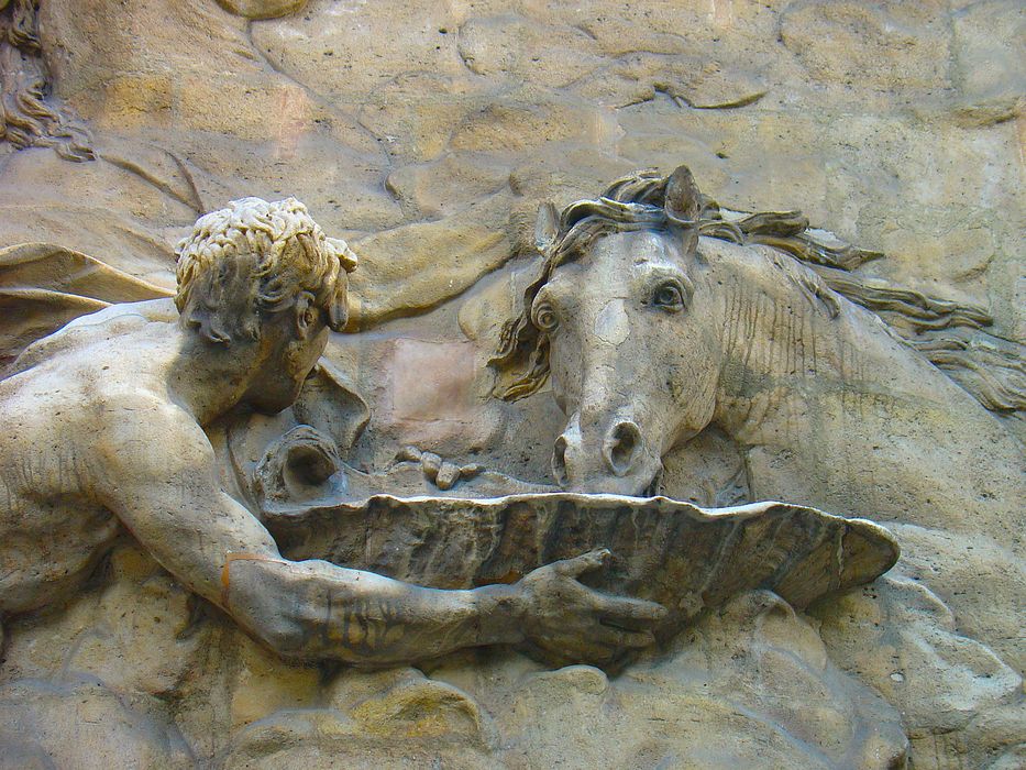 Ancien hôtel de Rohan : Cour des Chevaux du Soleil, haut-relief, détail