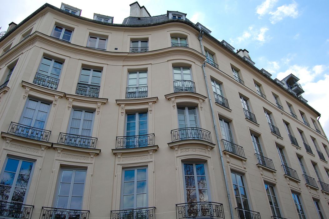 Maison : Façade sur rue, vue partielle