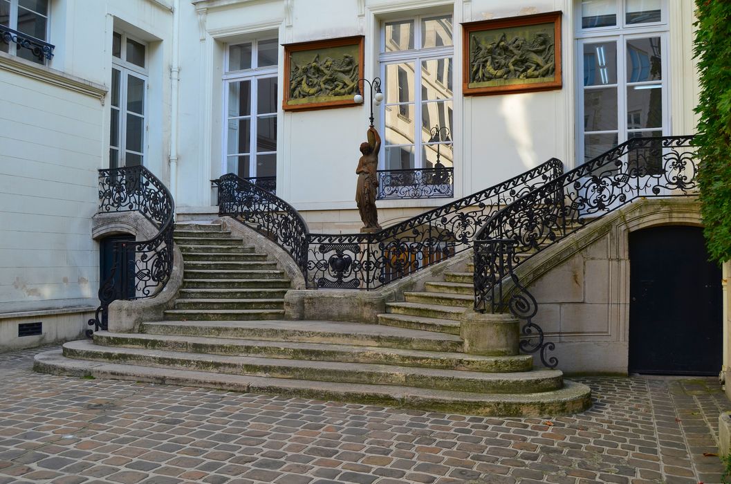 Maison : Cour d'honneur, perron d'accès, vue générale