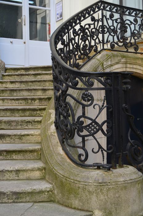 Maison : Cour d'honneur, perron d'accès, détail de la rampe