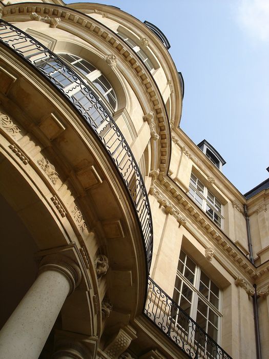 Hôtel de Beauvais : Cour d'honneur, vue partielle des façades