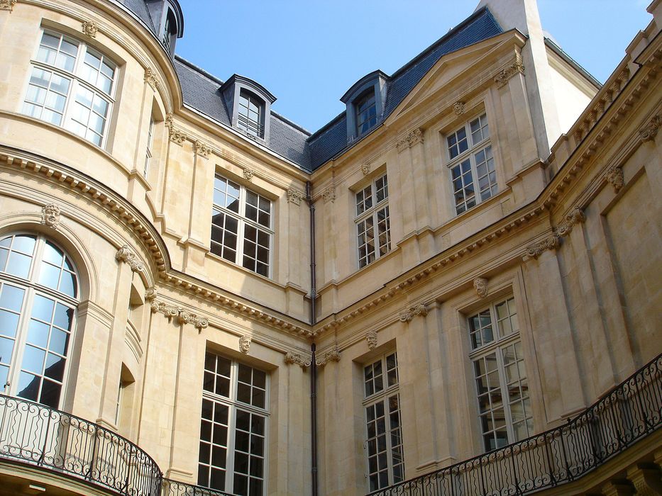 Hôtel de Beauvais : Cour d'honneur, vue partielle des façades