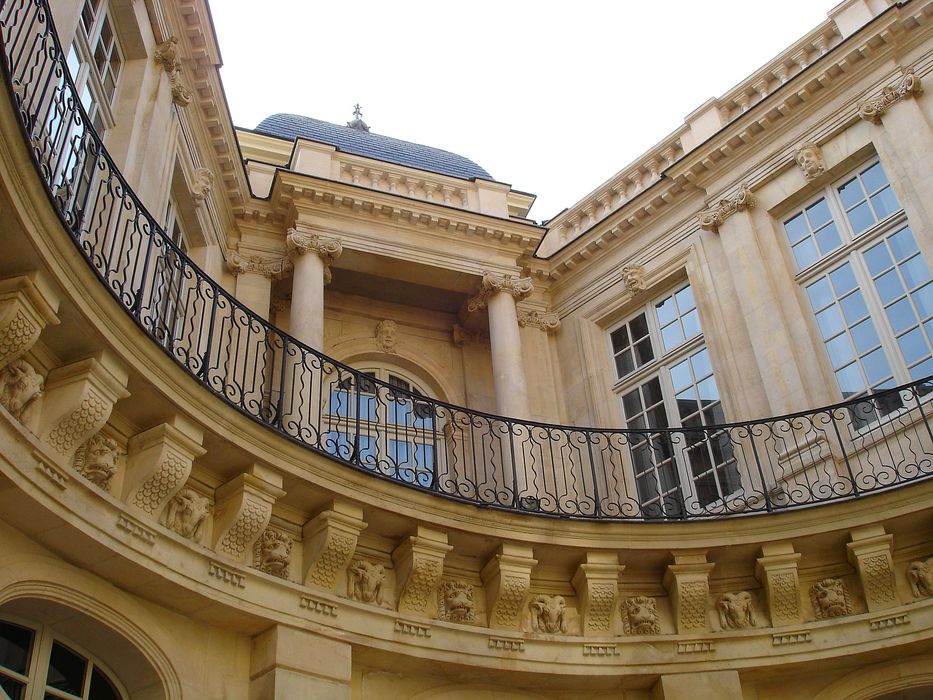 Hôtel de Beauvais : Cour d'honneur, vue partielle des façades