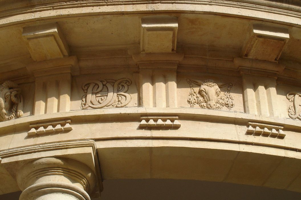 Hôtel de Beauvais : Cour d'honneur, détail d'une frise décorative