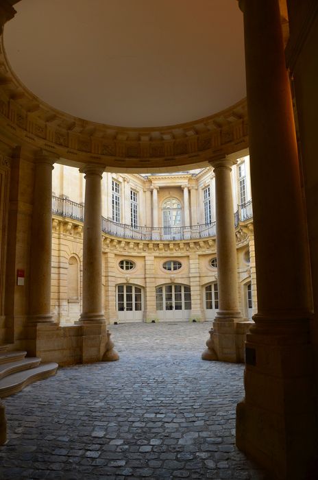 Hôtel de Beauvais : Porche d'accès à la cour d'honneur, vue partielle