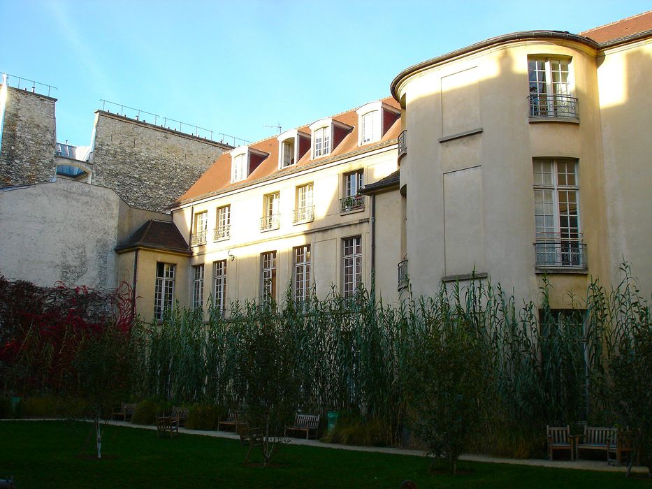 Hôtel Le Tellier ou Barbes (ancien hôtel Deniau de Fontenay ou de Coulanges) : Façade sur jardin, vue générale