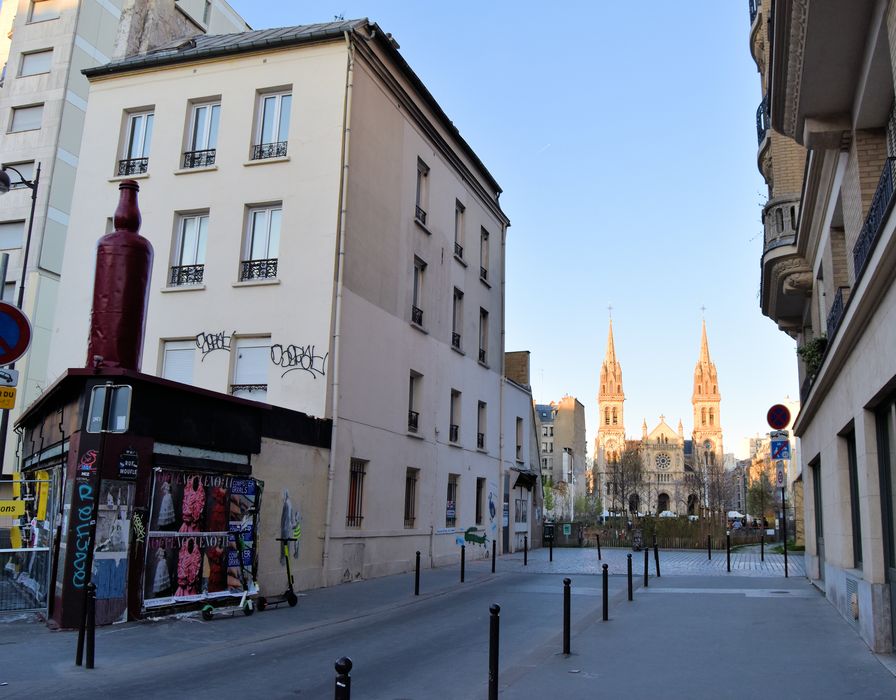 Eglise Saint-Ambroise : Vue générale de l'église dans son environnement depuis le boulevard Richard Lenoir