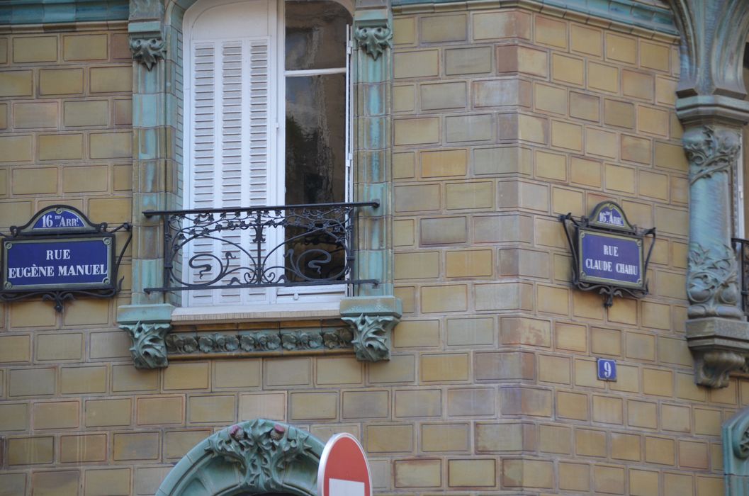 Immeuble Les Chardons : Façade sur rue, détails décoratifs