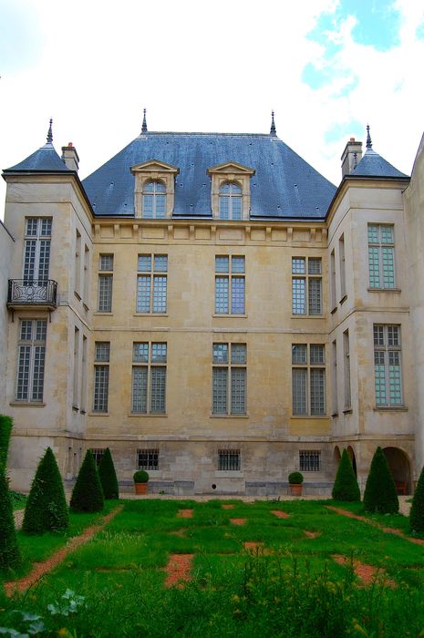 Hôtel Donon : Façade sur jardin, vue générale