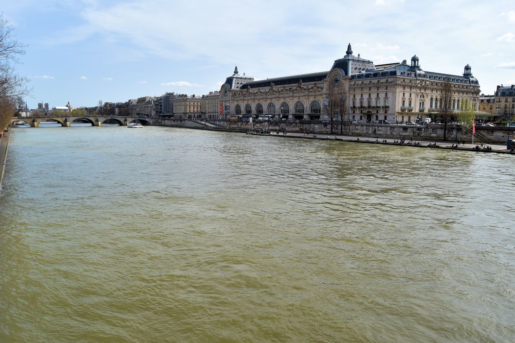 Ancienne gare d'Orsay, actuellement musée d'Orsay : Vue générale des bâtiments depuis le port des Tuileries