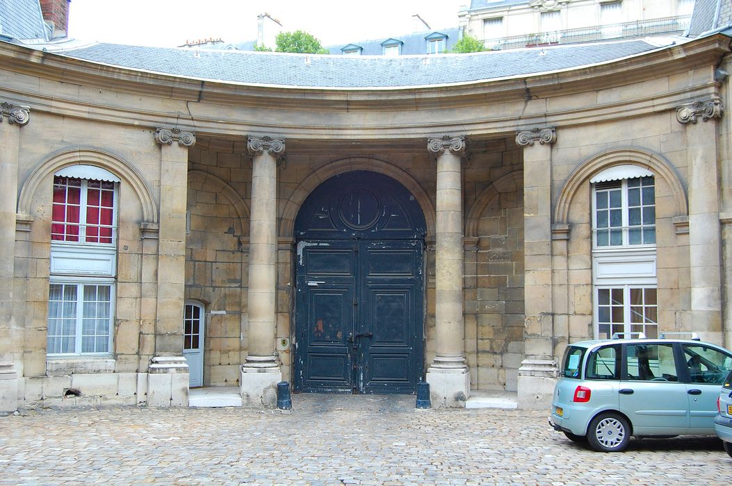 Hôtel de Gournay ou de Mortemart, dit aussi d'Aguesseau, d'Haussonville ou de Turigny : Portail d'accès sur rue, façade postérieure, vue générale