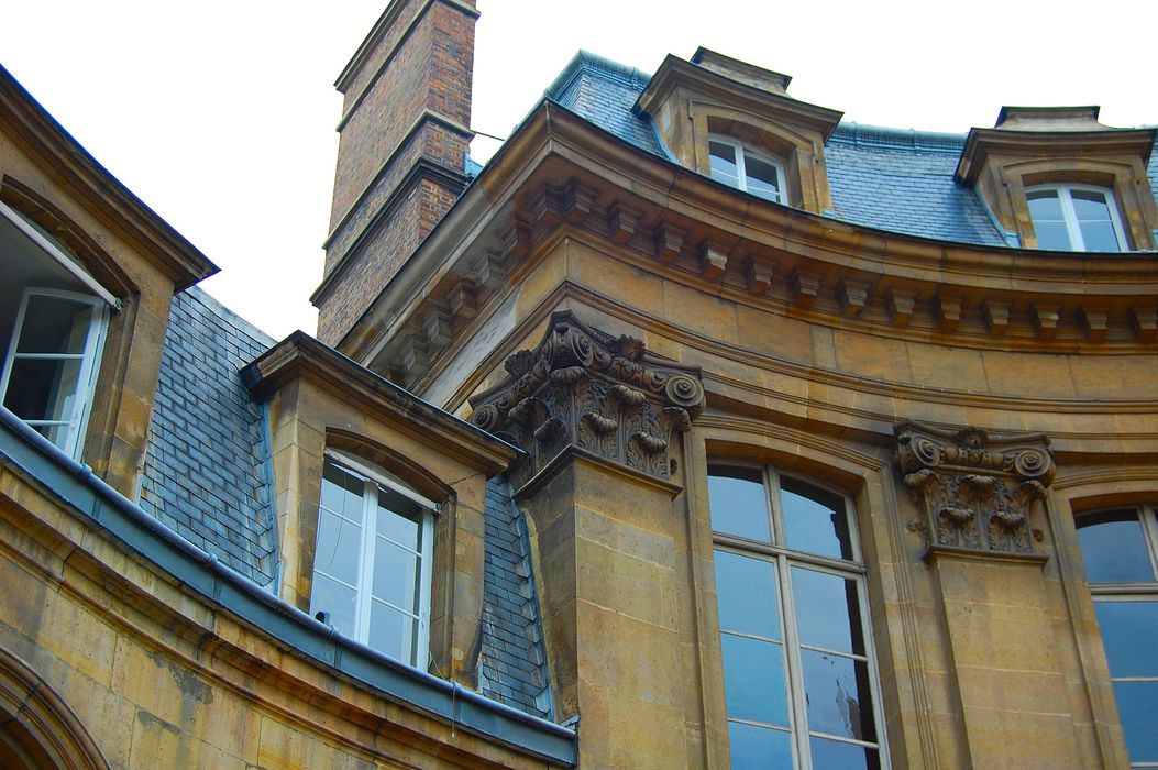 Hôtel de Gournay ou de Mortemart, dit aussi d'Aguesseau, d'Haussonville ou de Turigny : Façade sur cour, façade, détail