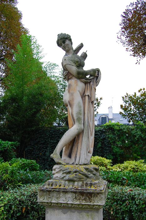 Hôtel de Gournay ou de Mortemart, dit aussi d'Aguesseau, d'Haussonville ou de Turigny : Jardin, détail d'une statue