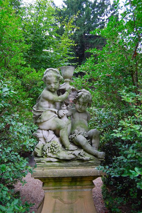 Hôtel de Gournay ou de Mortemart, dit aussi d'Aguesseau, d'Haussonville ou de Turigny : Jardin, détail d'un groupe sculpté