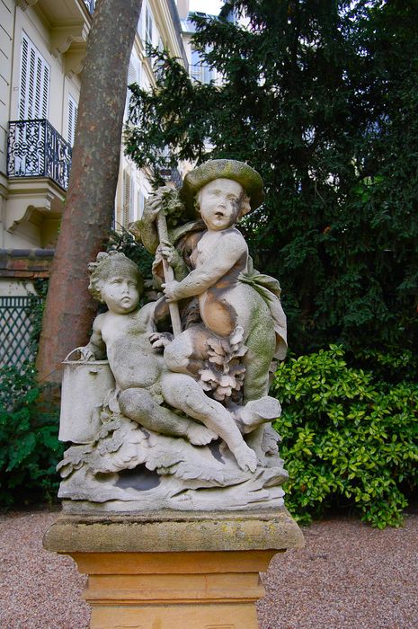 Hôtel de Gournay ou de Mortemart, dit aussi d'Aguesseau, d'Haussonville ou de Turigny : Jardin, détail d'un groupe sculpté