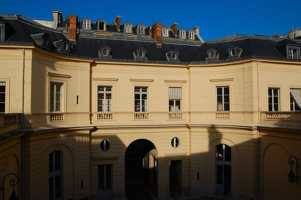 Hôtel Kinski ou Kunsky : Cour d'honneur, vue partielle des façades