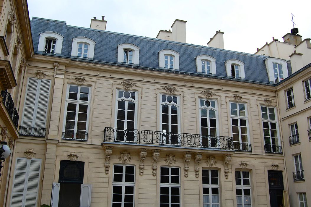 Hôtel de Pomereu : Cour d'honneur, vue générale de la façade