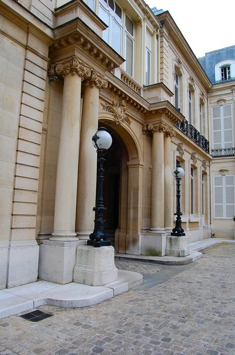 Hôtel de Pomereu : Cour d'honneur, porche d'accès à la rue, vue générale