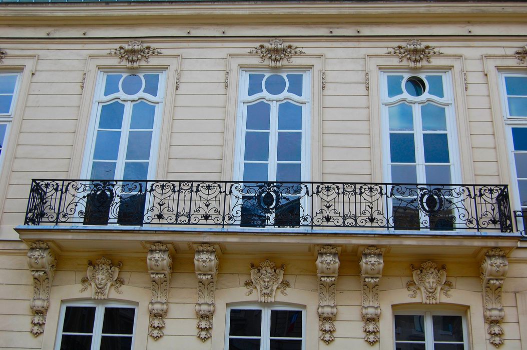 Hôtel de Pomereu : Cour d'honneur, vue partielle de la façade