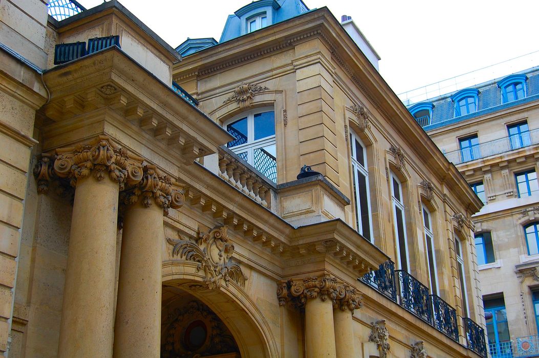 Hôtel de Pomereu : Façade sur la rue de Poitiers, vue partielle