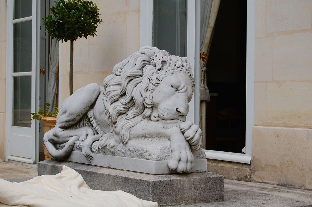 Hôtel de Pomereu : Jardin, statue d'un lion couché