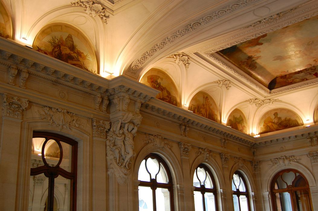 Hôtel de Pomereu : Escalier d'honneur, vue partielle des décors