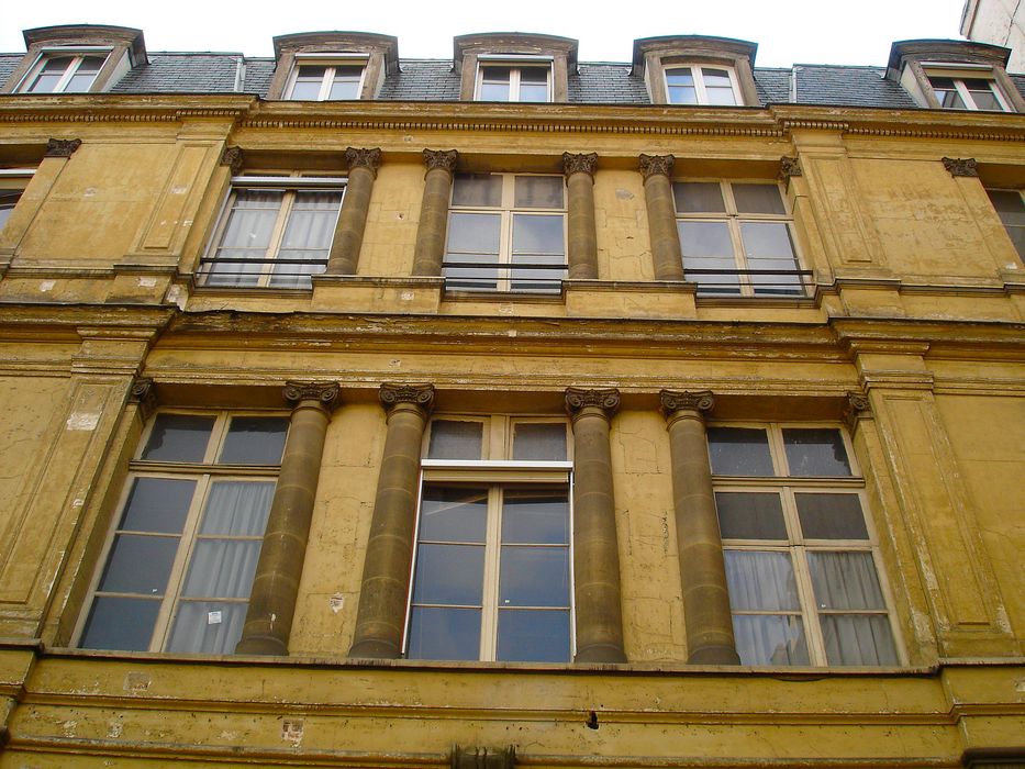 Hôtel de Sénecterre (ancien) , dit aussi de la Ferté Saint-Nectaire : Façade postérieure du bâtiment sur la rue de l'Université, vue partielle