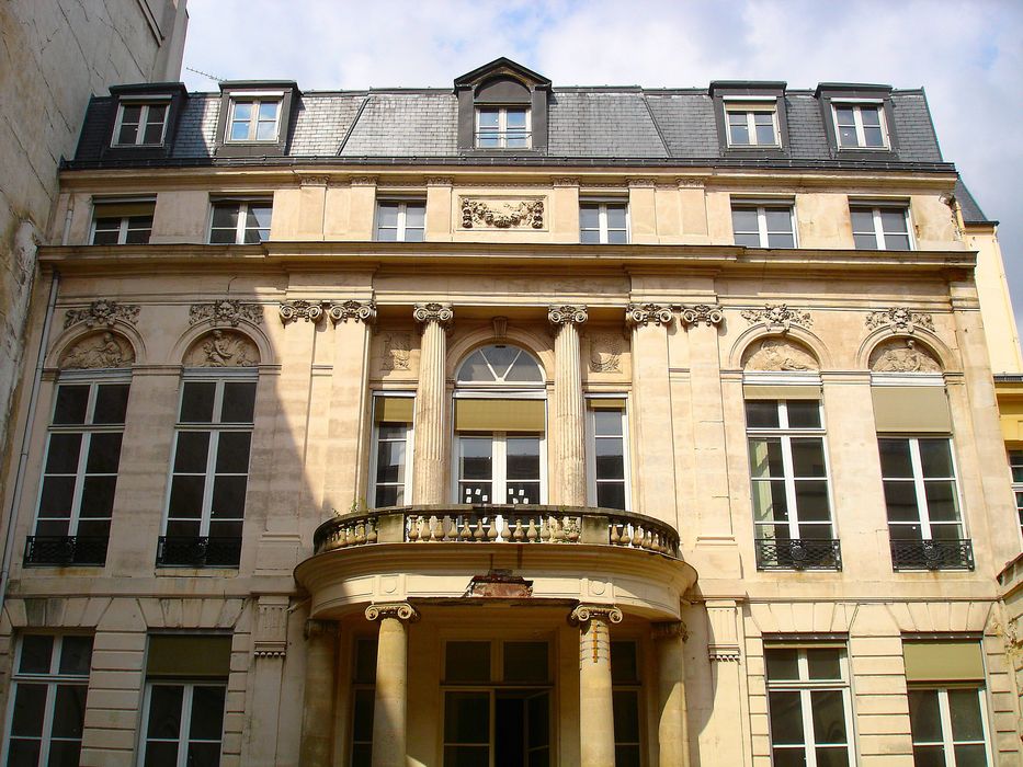 Hôtel de Sénecterre (ancien) , dit aussi de la Ferté Saint-Nectaire : Façade sur cour, vue partielle