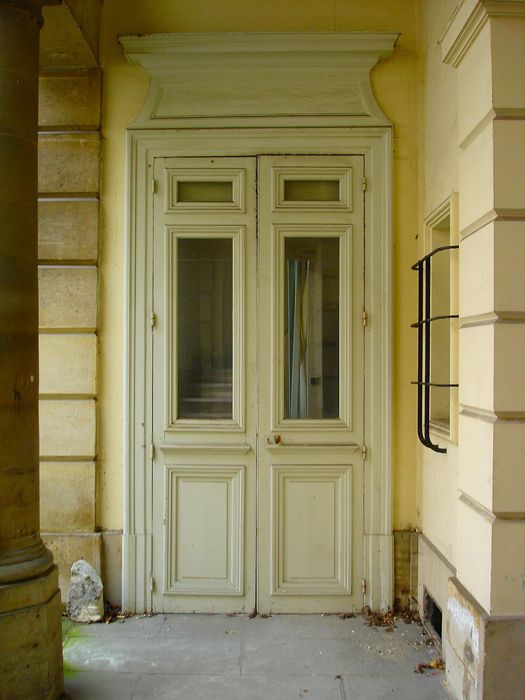 Hôtel de Sénecterre (ancien) , dit aussi de la Ferté Saint-Nectaire : Perron de la façade sur cour, détail d'une porte latérale