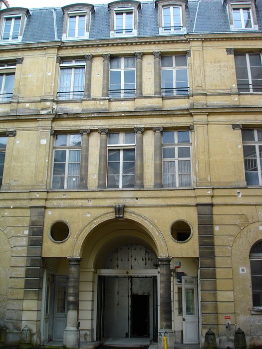 Hôtel de Sénecterre (ancien) , dit aussi de la Ferté Saint-Nectaire : Façade postérieure du bâtiment sur la rue de l'Université, vue partielle