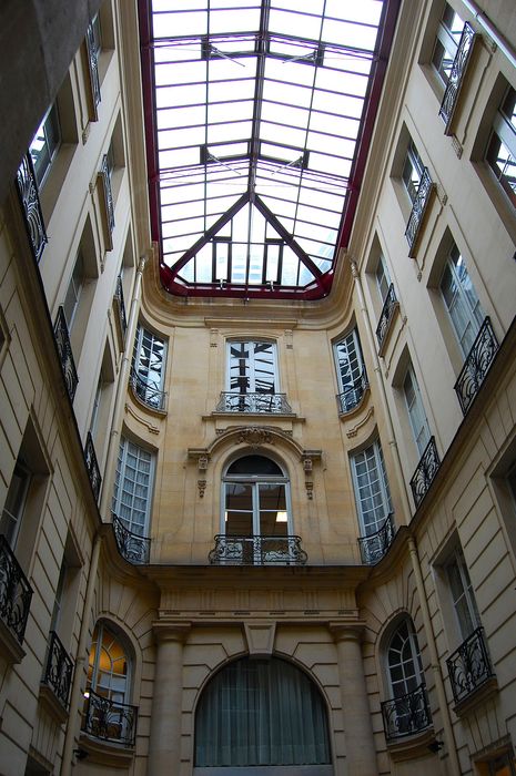 Maison : Cour, vue partielle des façades