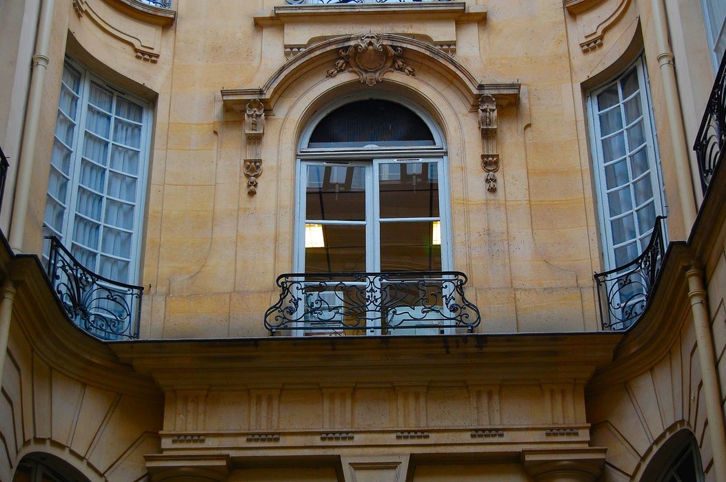 Maison : Cour, vue partielle des façades