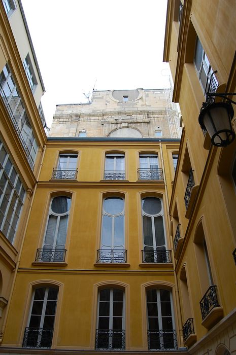 Maison : Seconde cour, vue partielle des façades