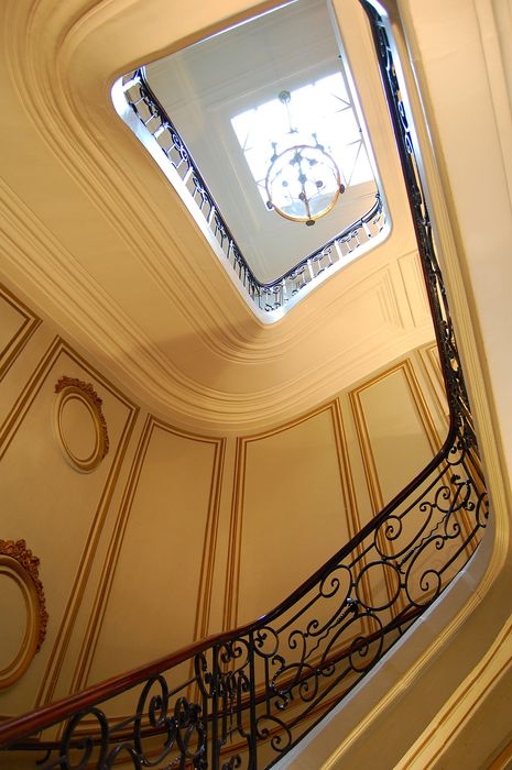 Maison : Escalier monumental, vue générale