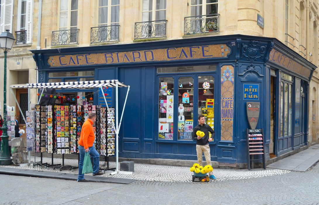 Immeuble en pierre de taille : Vue partielle des façades sur rue